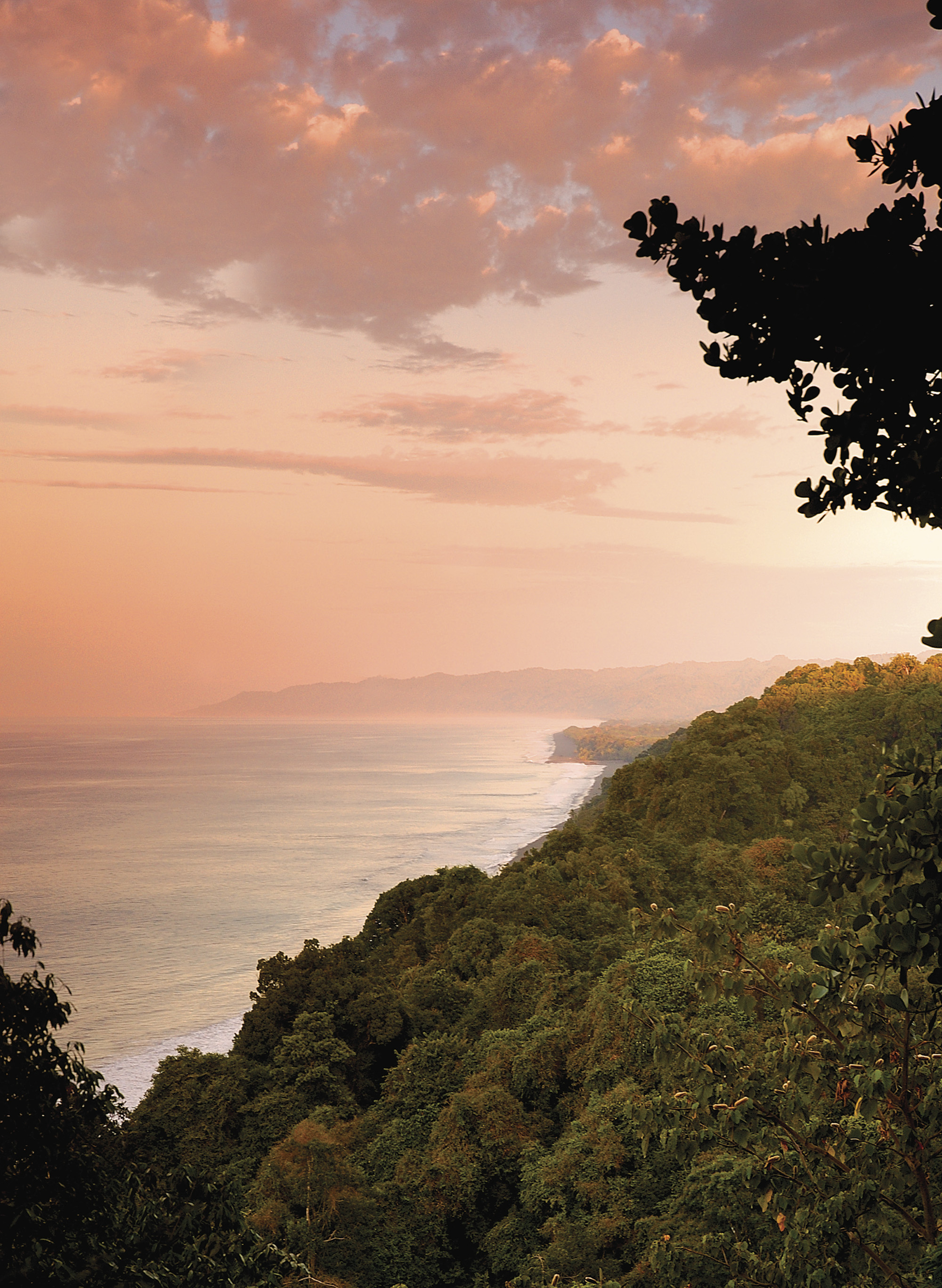 Amanecer en el Parque Nacional Corcovado de Costa Rica, en la península Osa, en el área de Carate. 