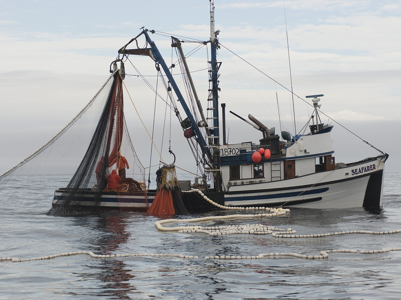 Un barco de pesca en el mar